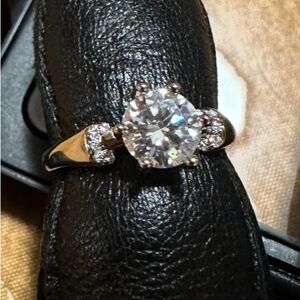 Elegant Moissanite Women's Ring